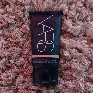 NARS tinted moisturizer in Groenland / Light 3.